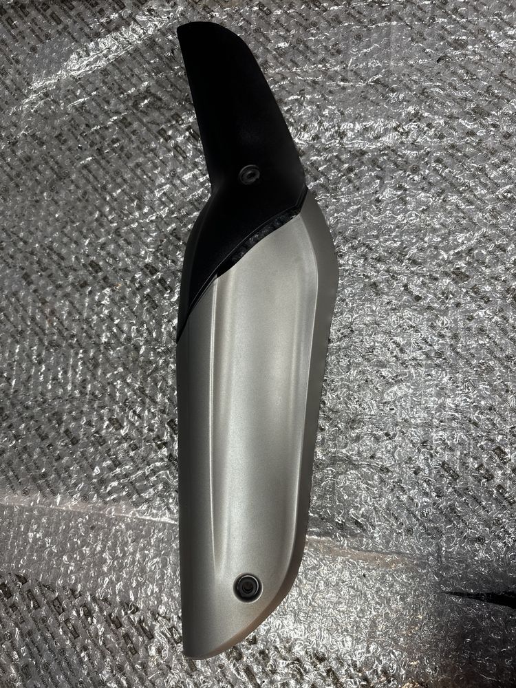 Piaggio Beverly 350 osłona owiewka wydechu