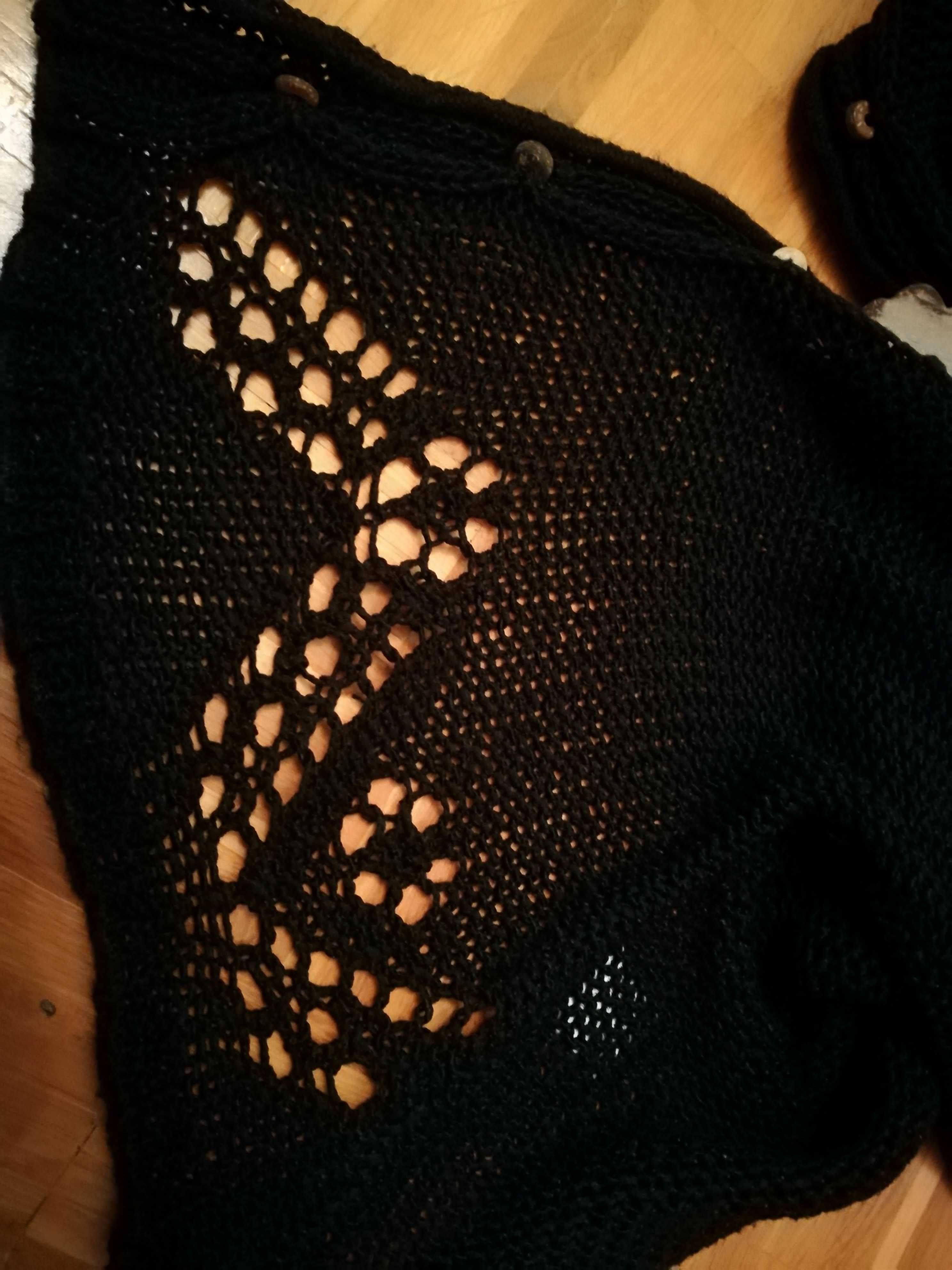 Bluzeczka sweterek czarny z ozdobnymi drewnianymi guzikami