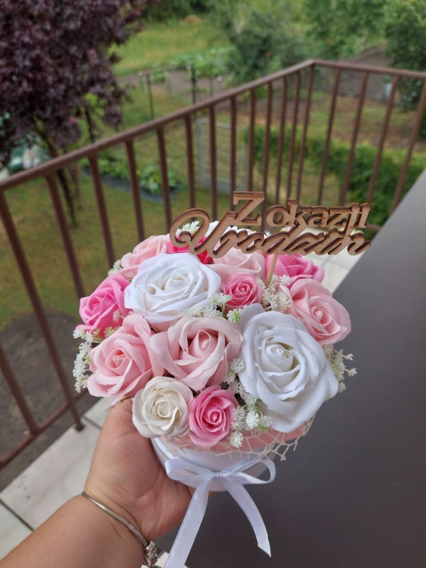 Flowerbox z pachnących różyczek mydlanych na prezent