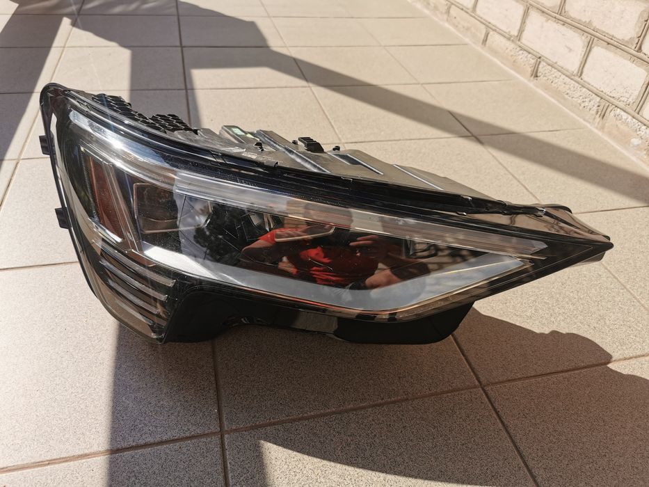 Продаю праву фару Audi E-tron