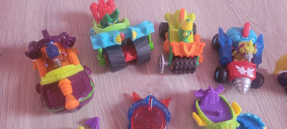 Pojazdy super zings + robot + przezroczyste figurki