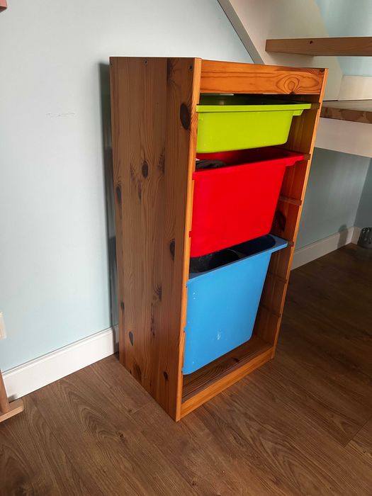 Sosnowa szafka z szufladami