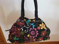 Mala Preta com flores