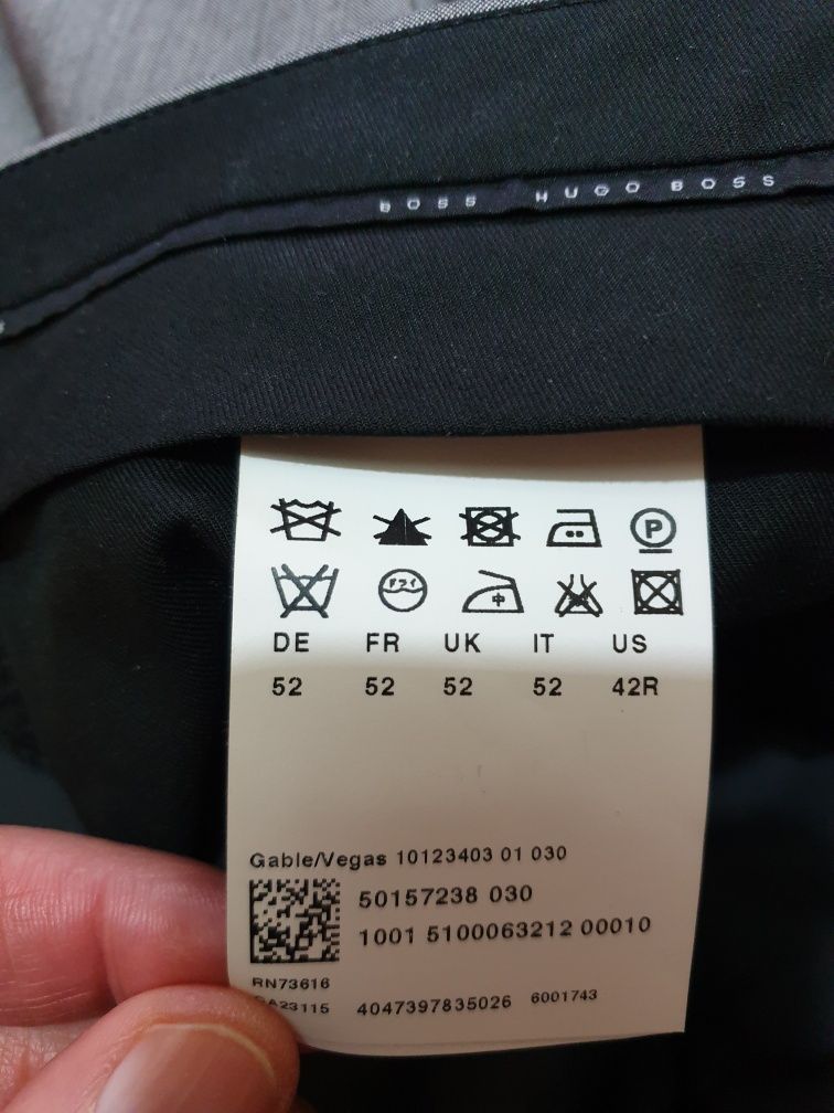 Hugo Boss garnitur r. 52 | 55% czysta wełna;45 % jedwab..