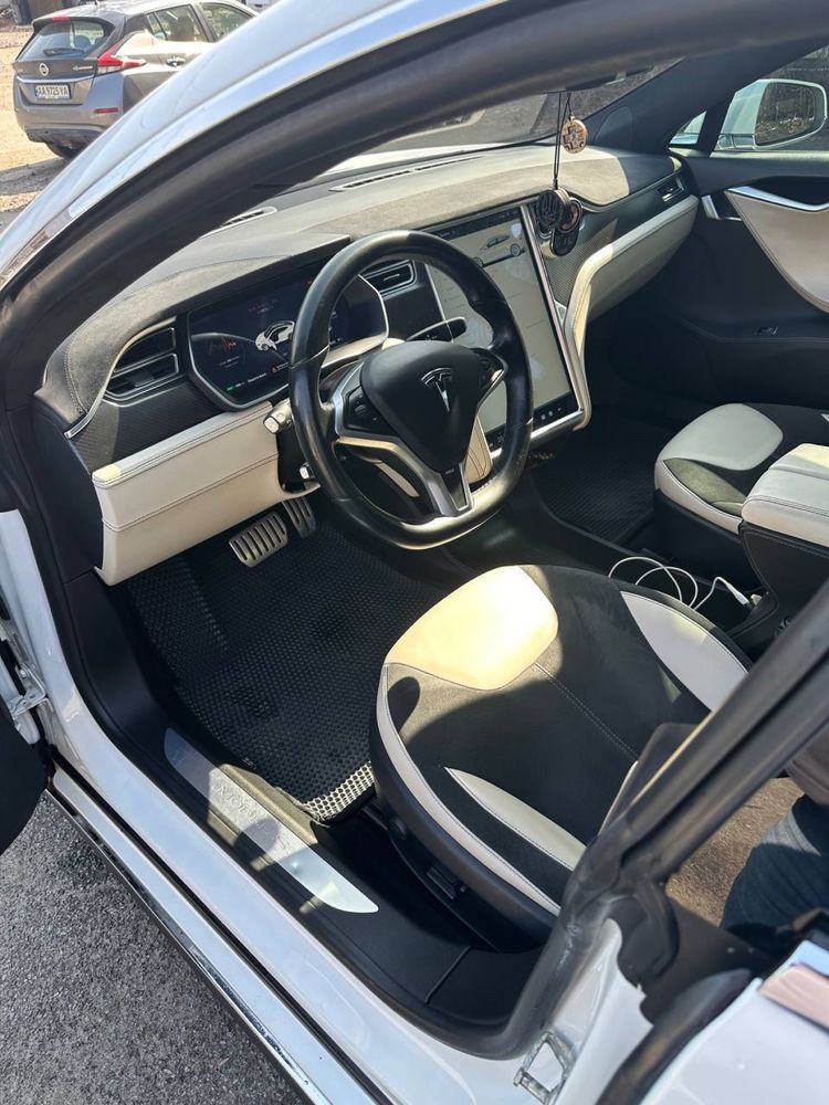 Tesla model S 2014 року