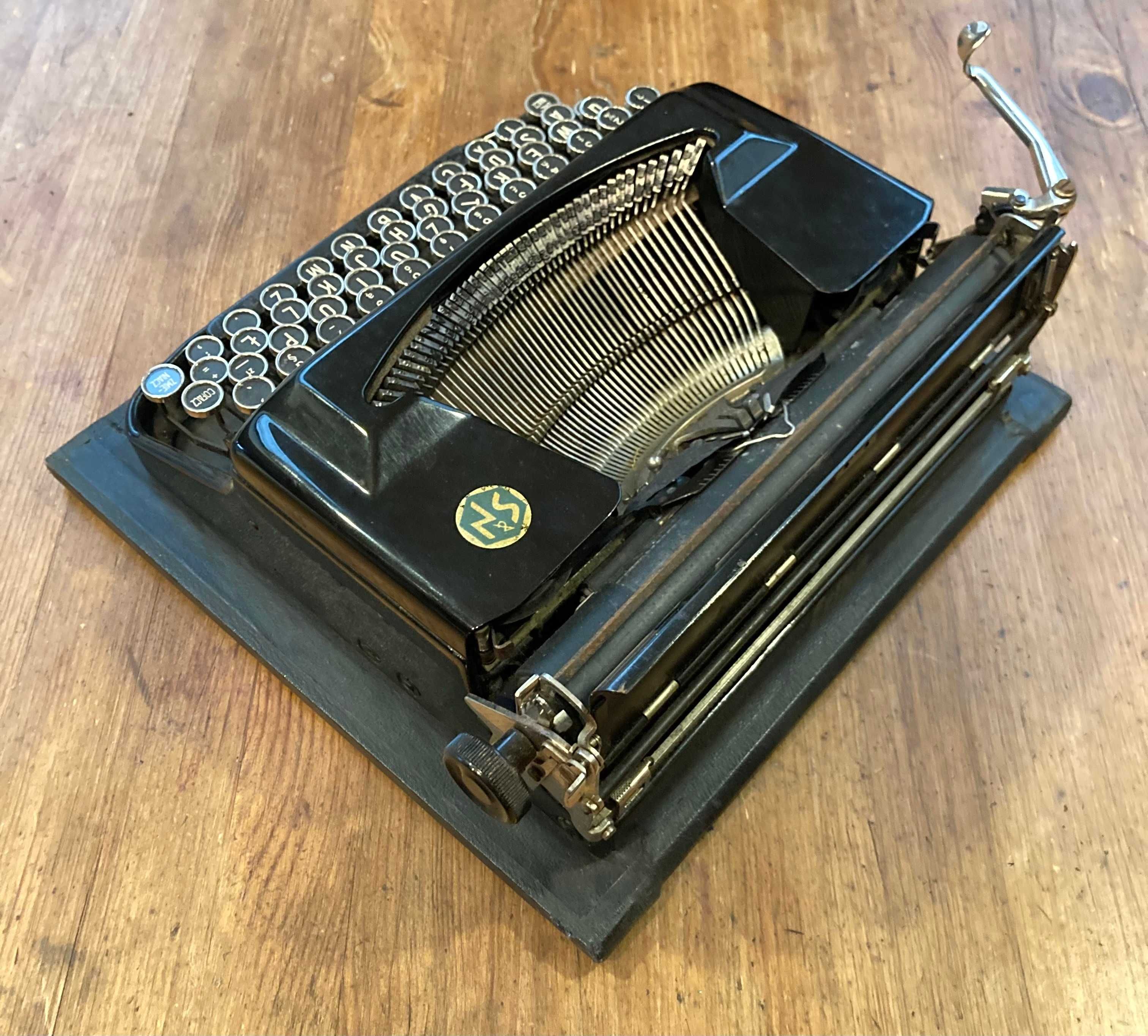 Maszyna do pisania Erika. Model 9