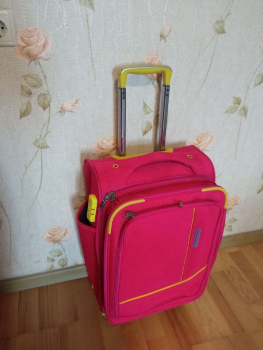 Продам отличный чемодан на колесах Leader Polo