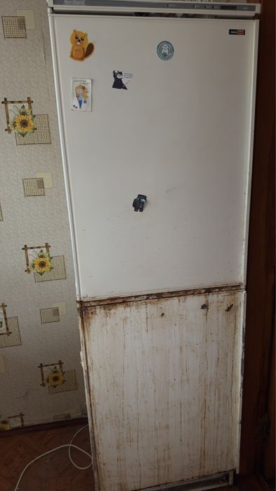 Віддам безкоштовно холодильник