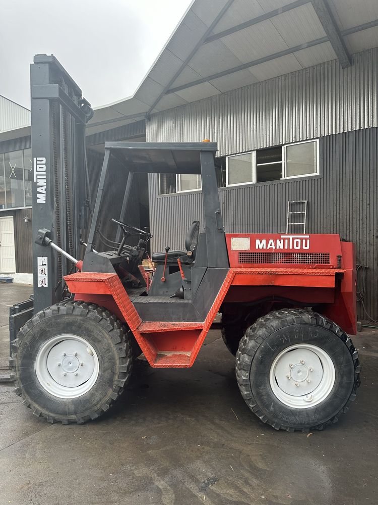 Manitou de 3000 kgrs 4x4 com garfos etriplex eleva a 8 metros
