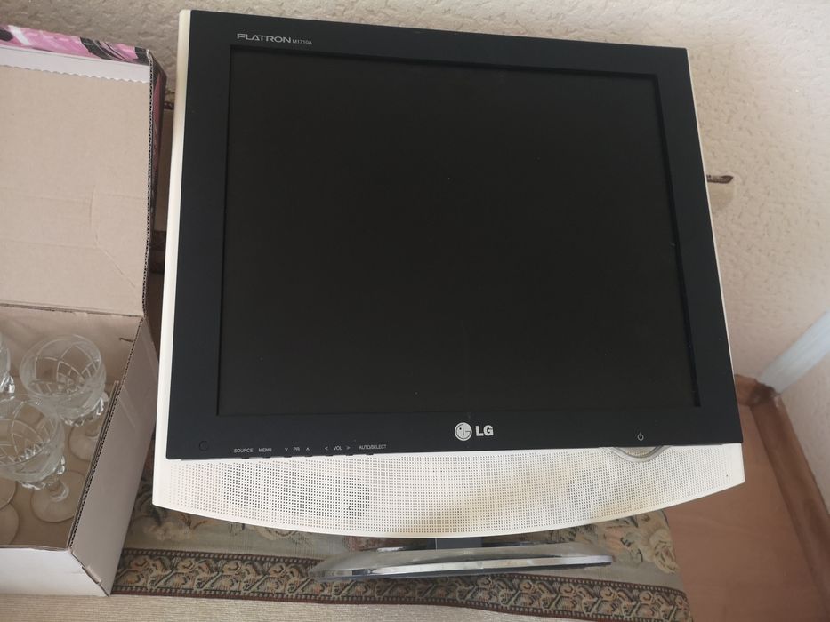 Телевизор монитор LG.