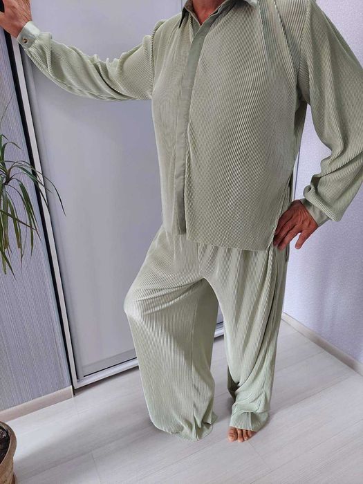 брючный костюм оливкового цвета