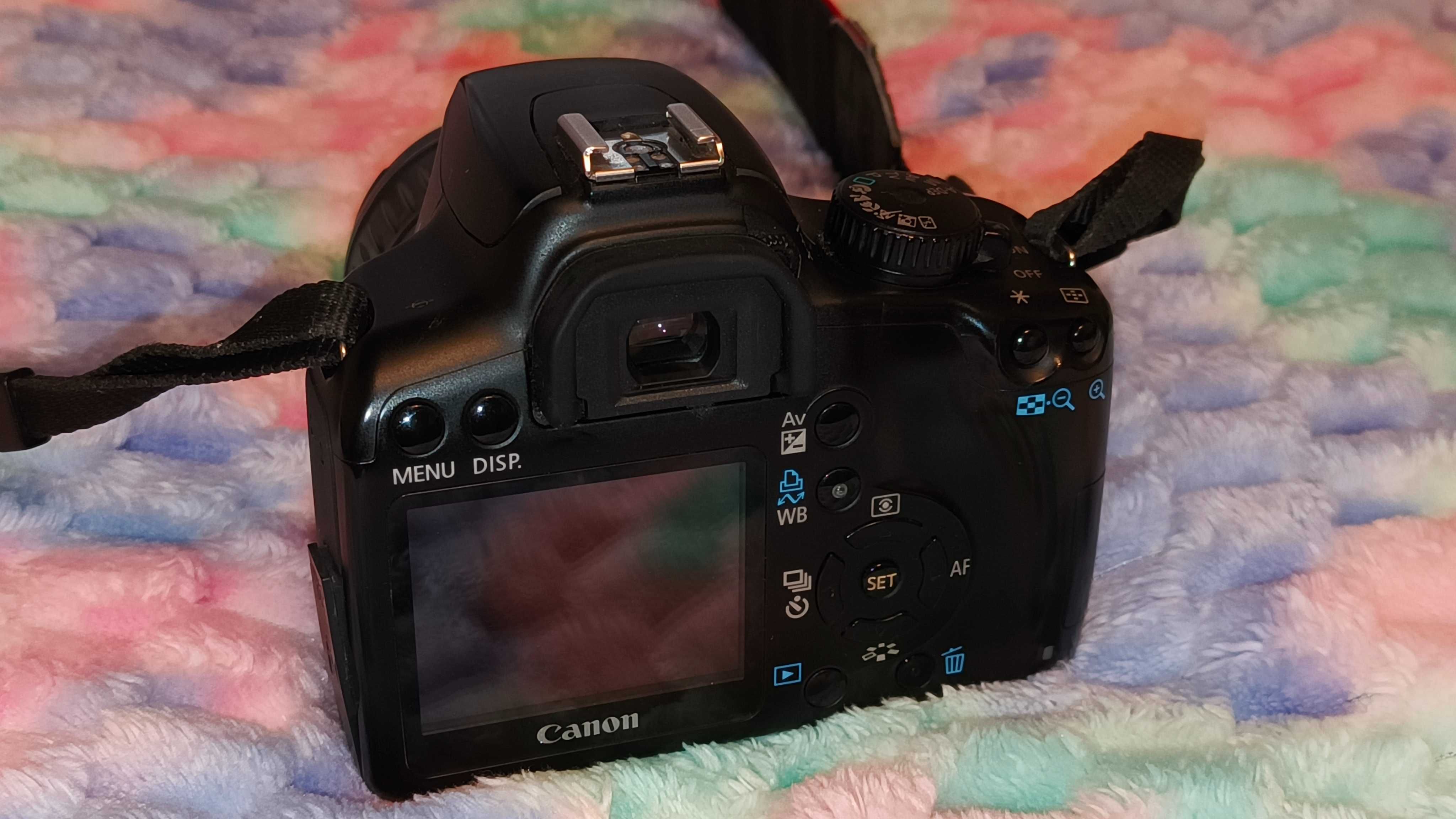Canon EOS 1000D com objetiva 18-55mm + carregador