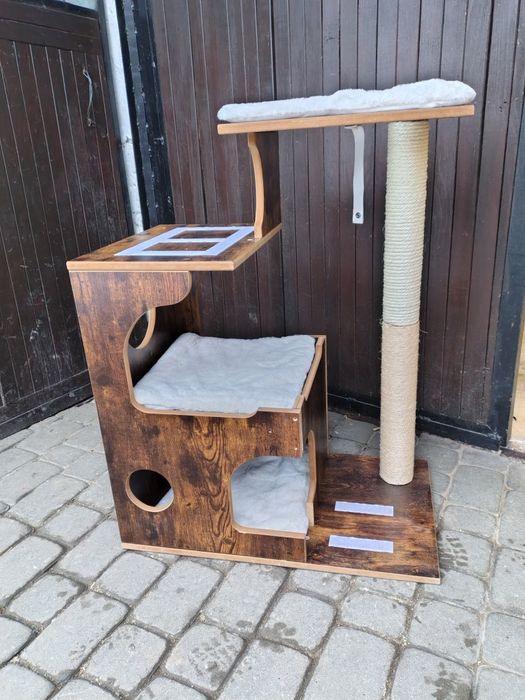 Duży drewniany drapak dla kota