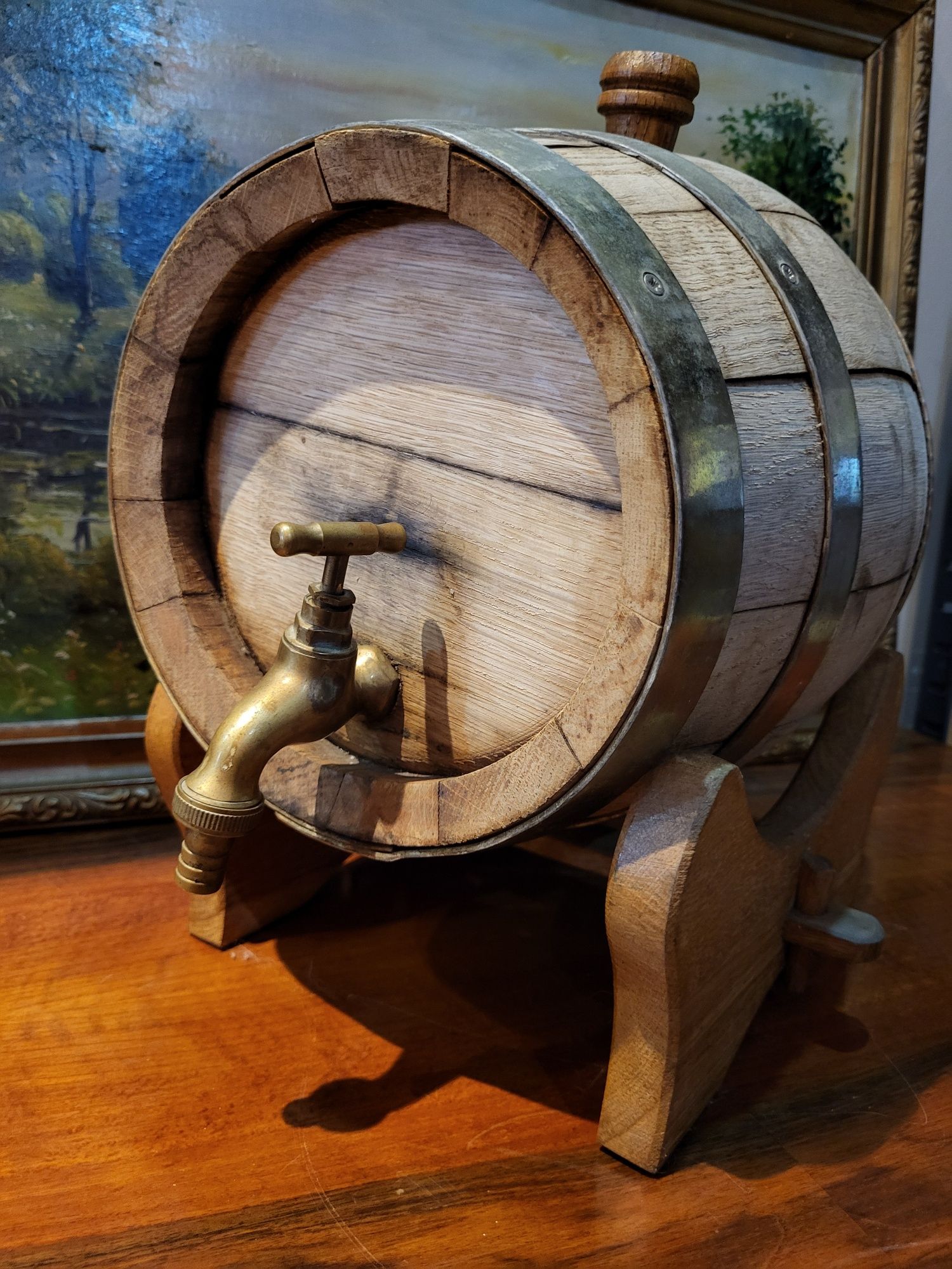 Drewniana beczka na wino z mosiężnym kranem