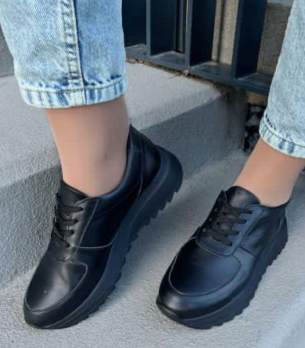 Жіночі кросівки шкіряні