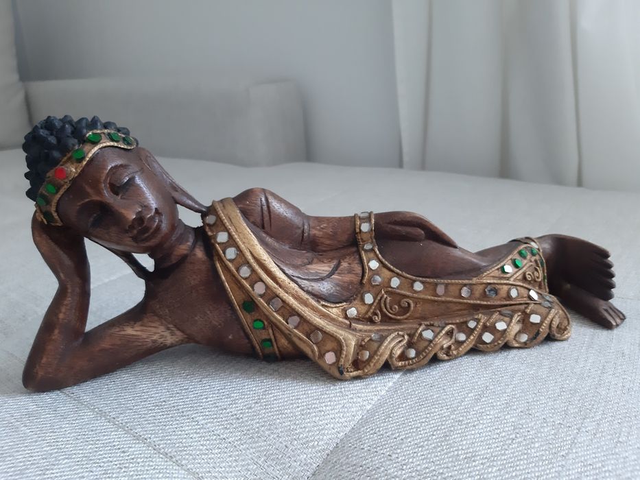 Buda deitado em madeira