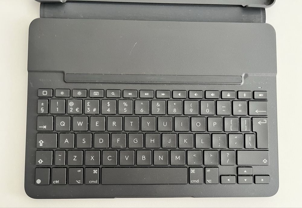 Etui z klawiaturą na iPad Logitech Slim Folio