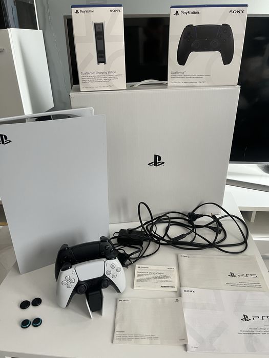 Playstation 5 +2 gry+2 pady
