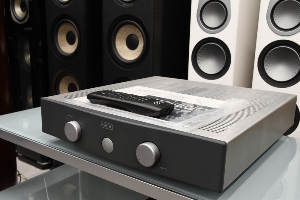 Zadbany wzmacniacz stereo Hegel H1 z XLR + pilot