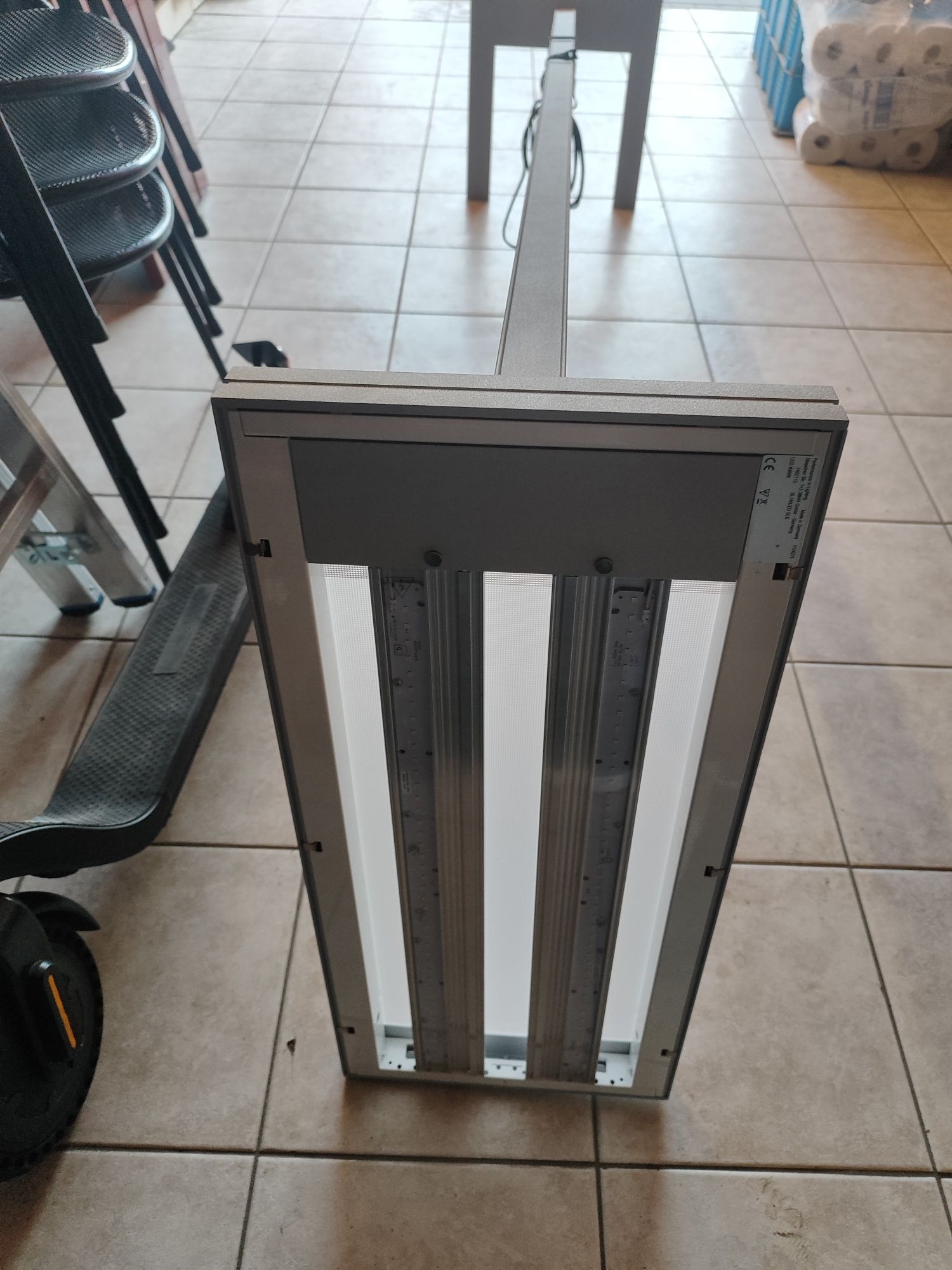 Lampa LED  stojąca do domu lub biura. Super stan