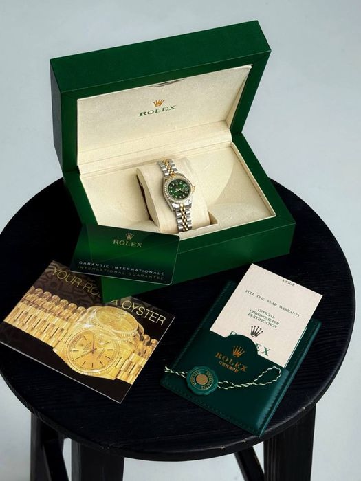 Годинник Rolex в різних кольорах