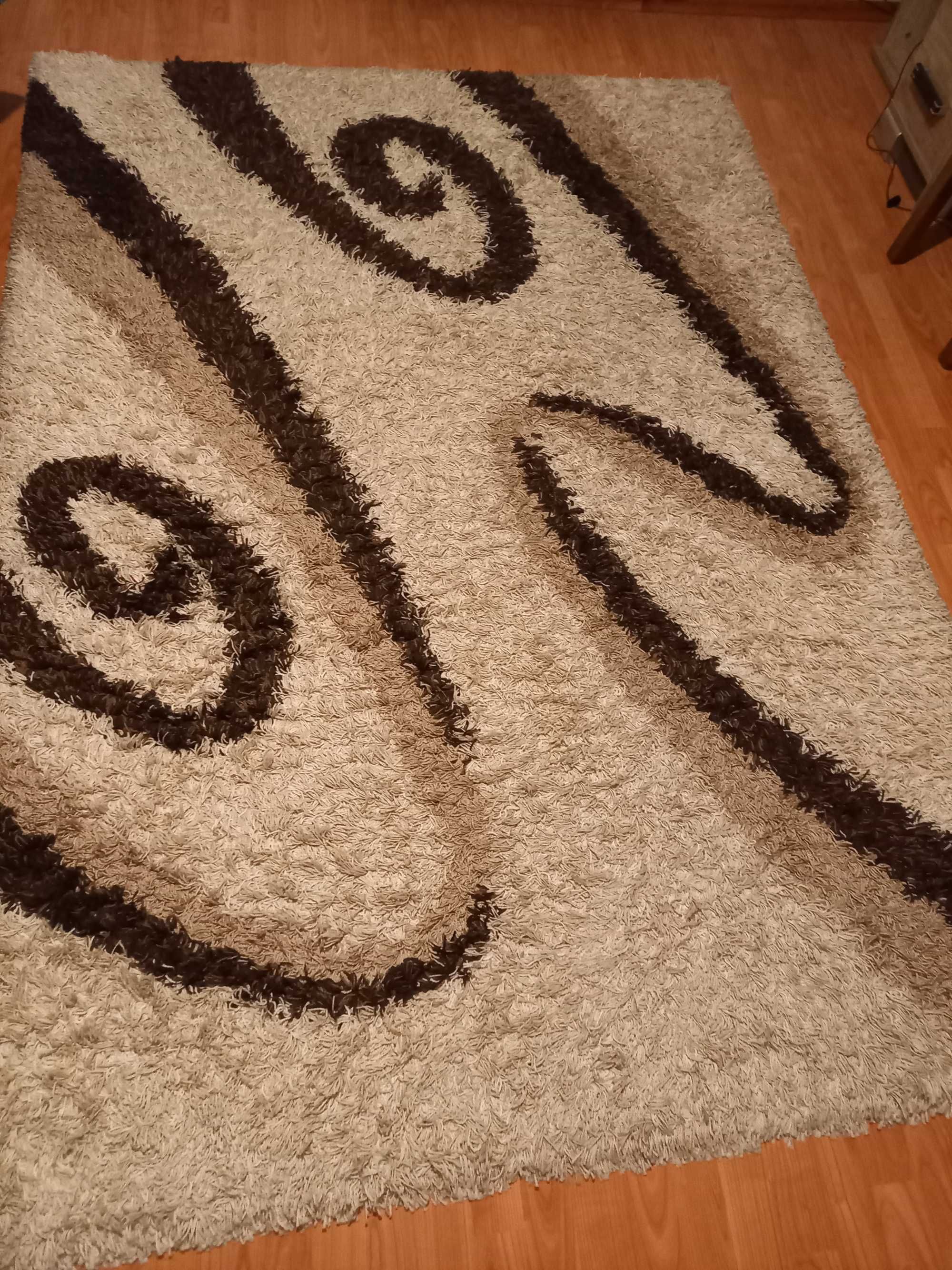 Sprzedam w bardzo dobrym stanie dywan
