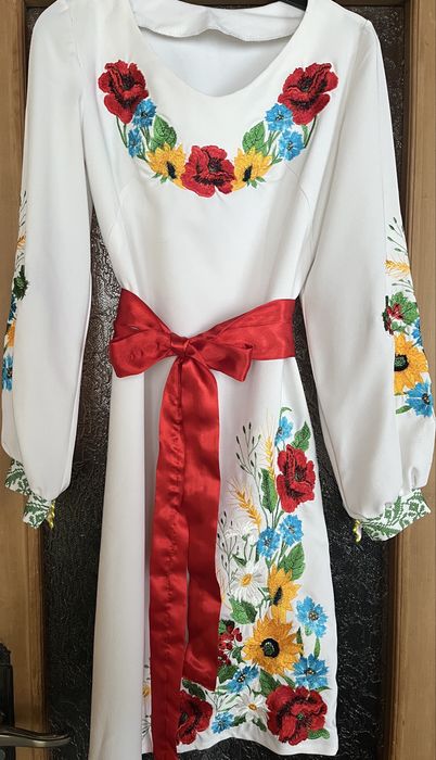 Вишите плаття  доя стрункоі леді, розмір s-xs