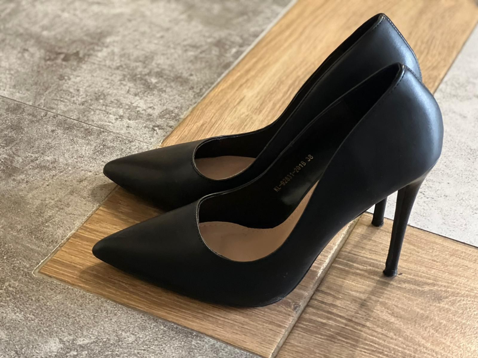 Buty czarne  damskie wieczorowe szpilki rozmiar 38