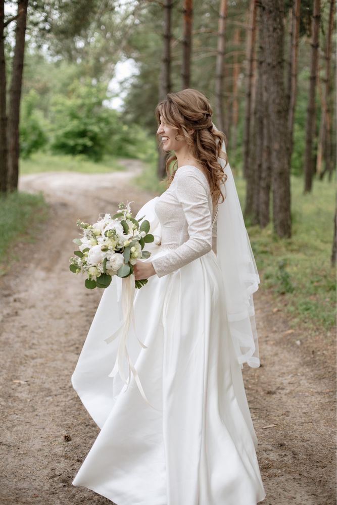 Весільна сукня довга, атласна спідниця