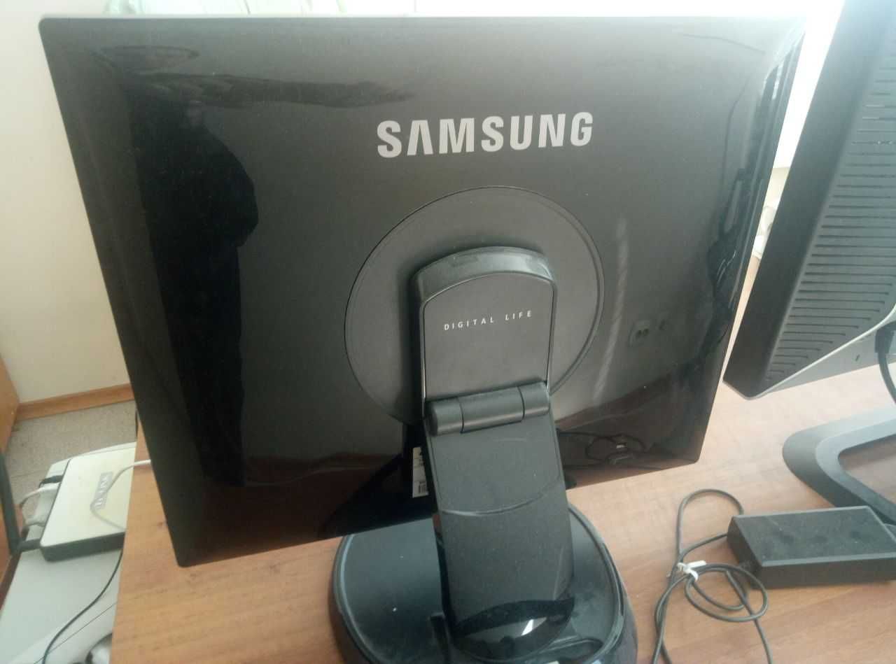 Монитор Samsung 960BG в хорошем состоянии 19"
