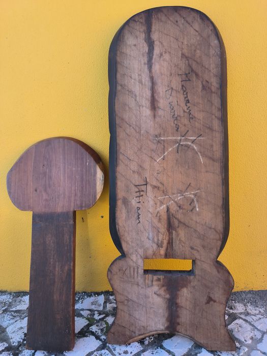 Cadeira Africana em Madeira Maciça - Assinada pelo Autor