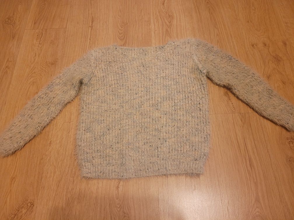 Puszysty, melanżowy sweterek