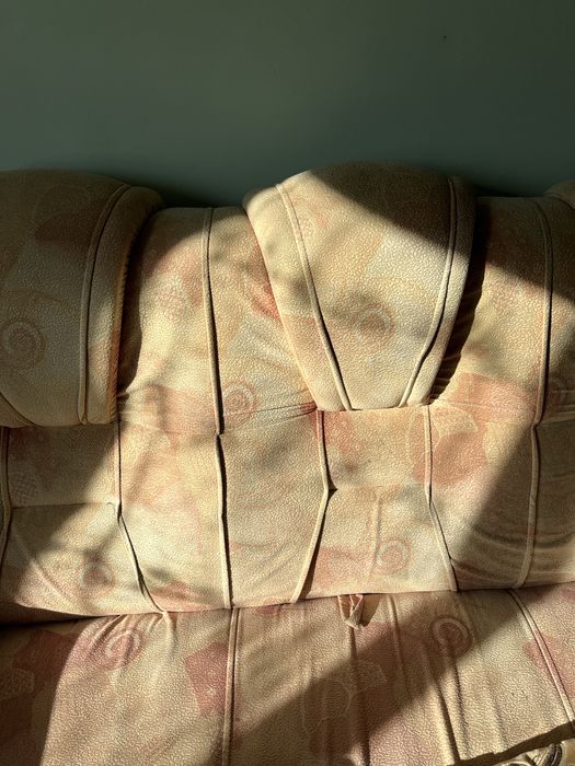 Ліжко і два крісла