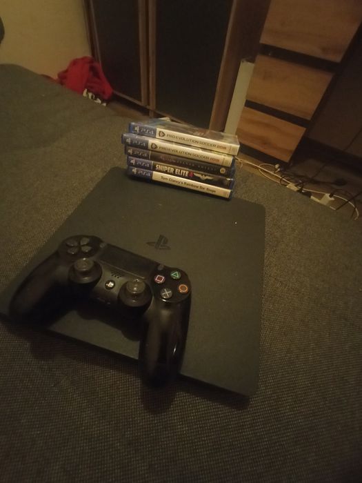 PlayStation 4 z 5 grami plus