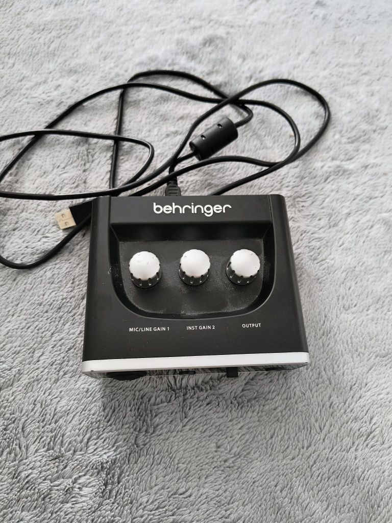 Interfejs audio firmy Behringer.
Do nagrywania instrumentów za pomocą
