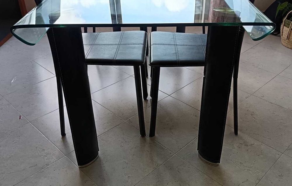 Mesa de sala em vidro temperado mais 4 cadeiras