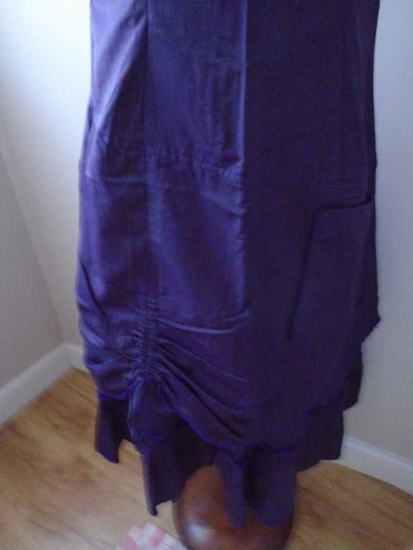Vestido corte assimétrico com saia dupla/sobreposta