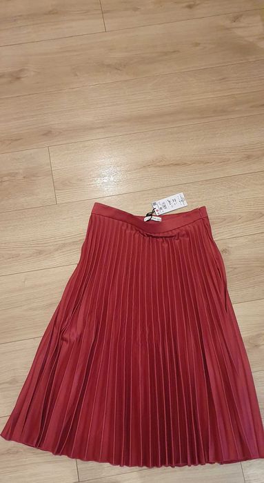 Plisowana malinowa spódnica