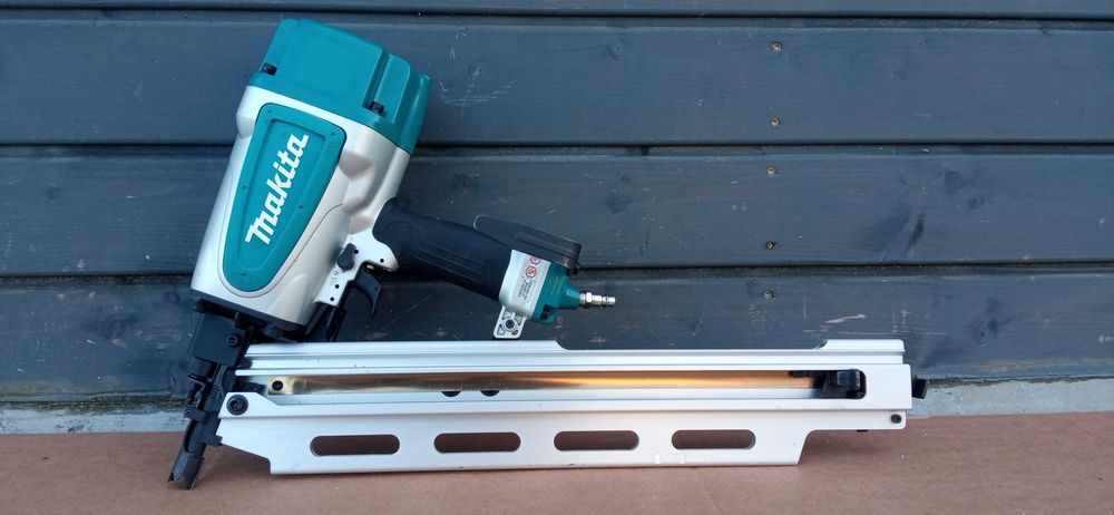 MAKITA Gwoździarka pneumatyczna 50-90 mm 8,3 bar kąt 21 °
