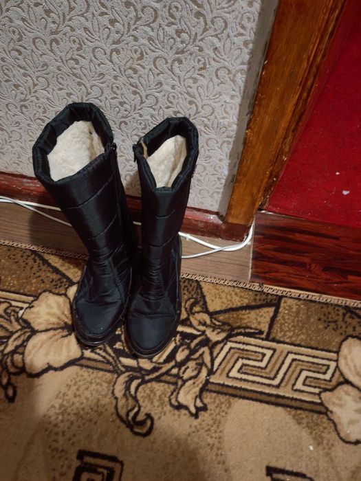 Зимні, теплі сапоги-дутики.