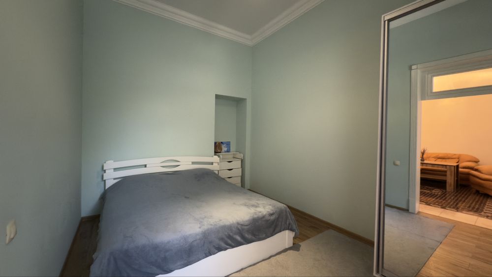 Продам 3 комнатную квартиру с ремонтом центр Старобазарный сквер