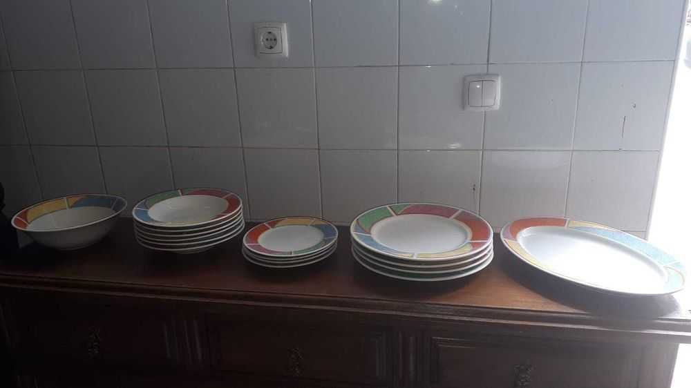 Pratos, travessa e saladeira- tudo por 15 euros.