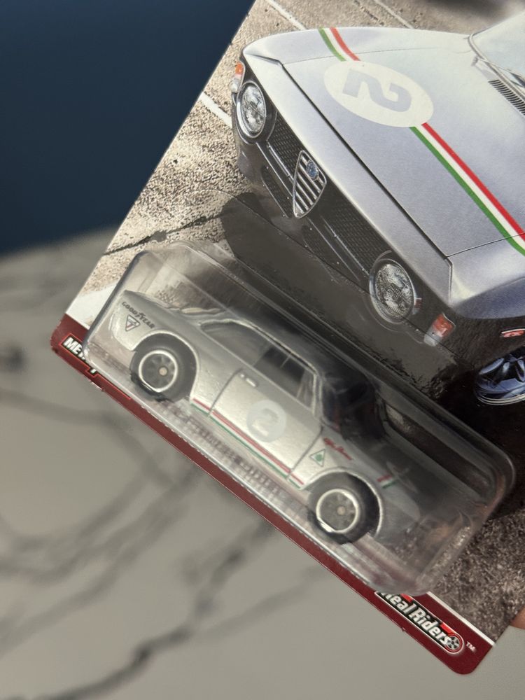 Hot Wheels Premium Cars & Donuts Alfa Romeo GIULIA Sprint GTA Quadrifo