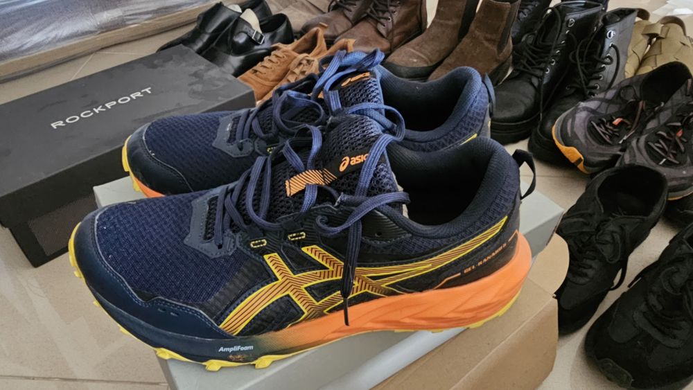 Tênis ASICS de trail em excelente estado de conservação.