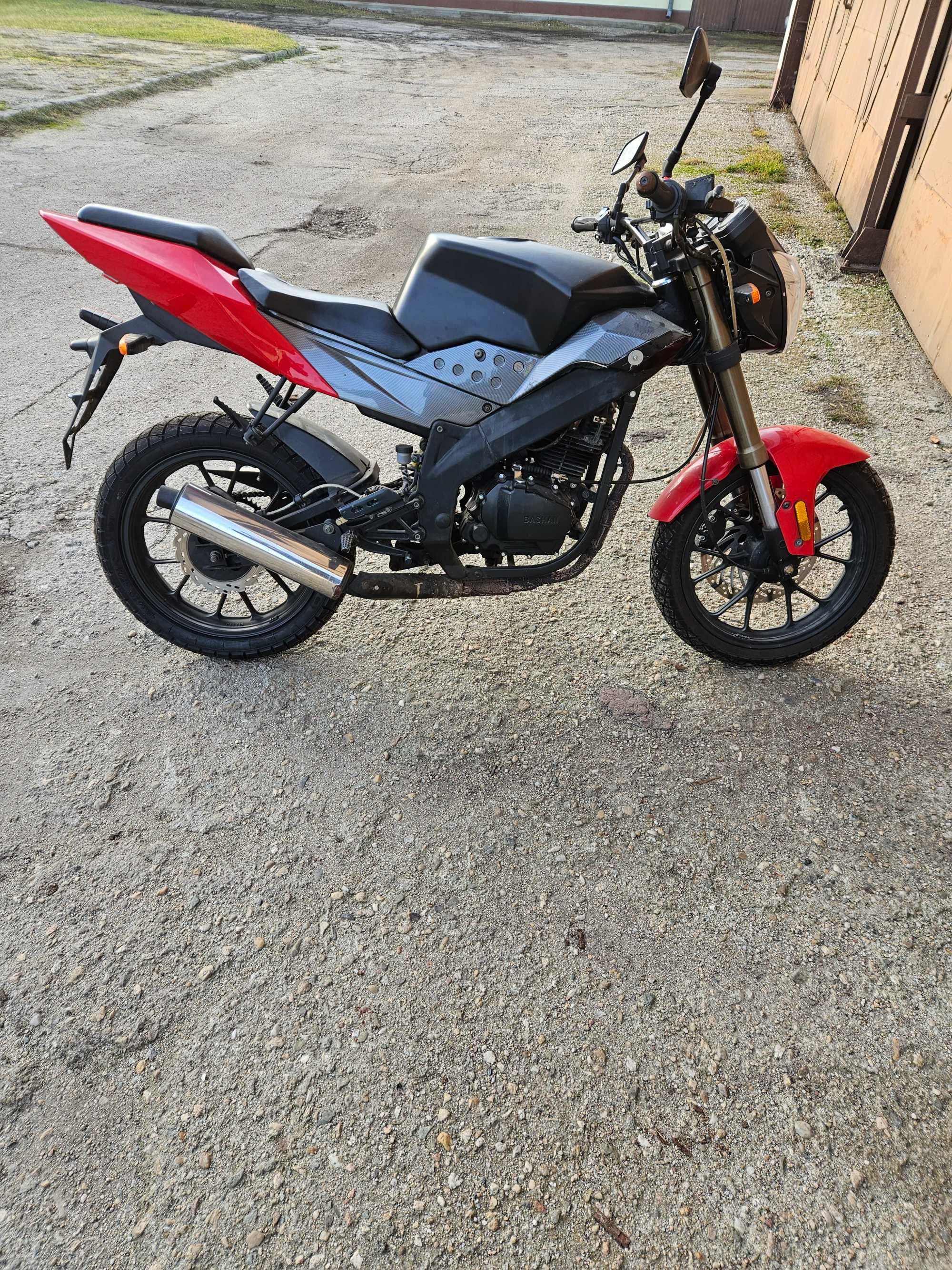 Bashan BS125 motocykl