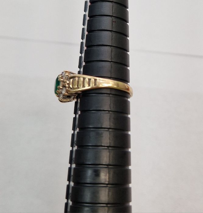 Piękny pierścionek z zielonym oczkiem i cyrkoniami używany PR 585 rozm