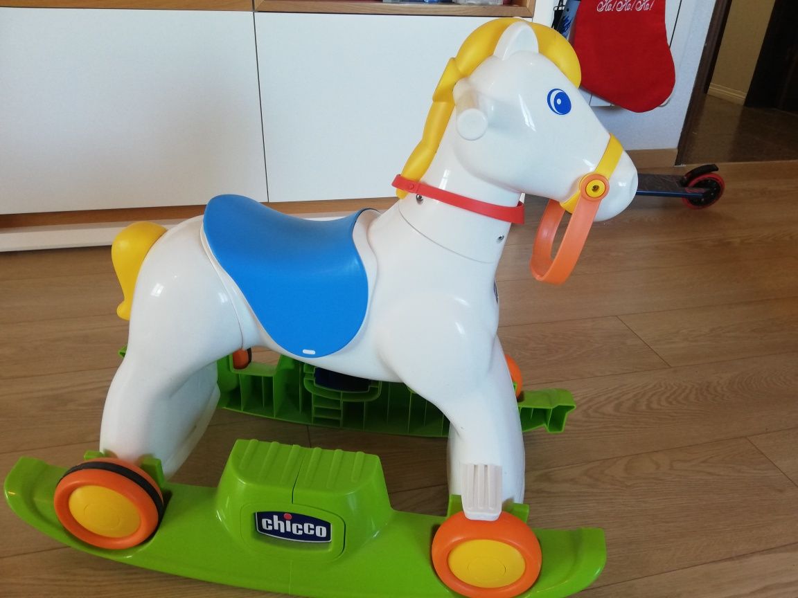 Cabalinho baloiço e andar Chicco