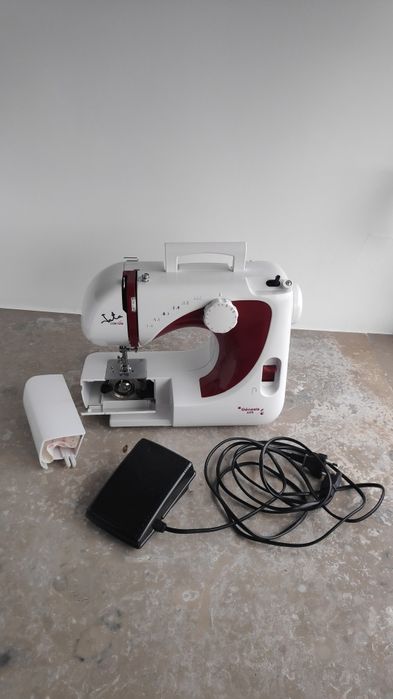Máquina de Costura Jata + Caixa de Costura