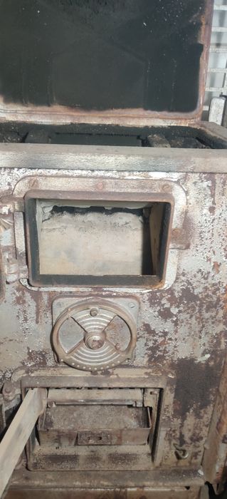 Piec na węgiel, drewno. Żeliwny wyłożony cegłami szamotowymi. Waga:115