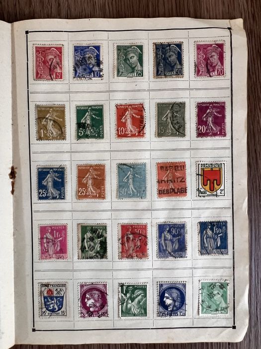 Caderno com mais 330 selos.